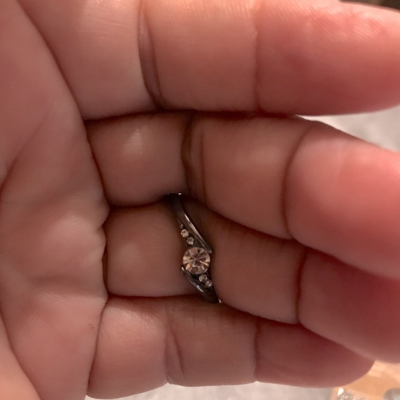 ELEGANT BLACK ZIRCON STONE RING SIZE 9 - Picture 7 of 8